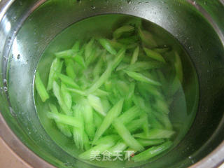 香肠炒芹菜的做法步骤:6