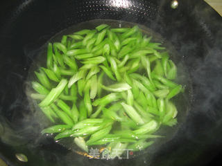 香肠炒芹菜的做法步骤:5