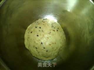 南瓜子芝麻面包的做法步骤:7