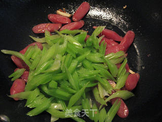 香肠炒芹菜的做法步骤:9