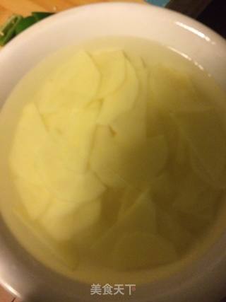 醋溜土豆片的做法步骤：1