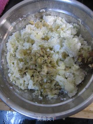 宝贝最爱的风味小吃——榨菜土豆饼的做法步骤:3