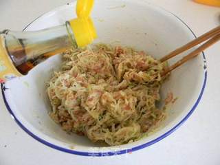 萝卜猪肉蒸饺的做法步骤:7