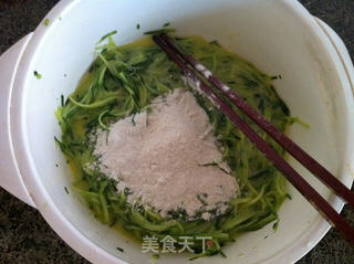 黄瓜鸡蛋饼的做法步骤:3