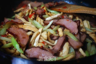 萝卜干炒腊肉的做法步骤:9