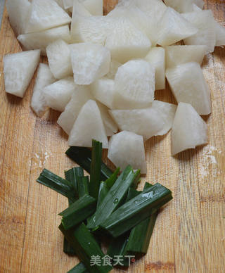 香菇肉丸焖萝卜的做法步骤:2