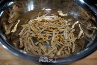 萝卜干炒腊肉的做法步骤:2