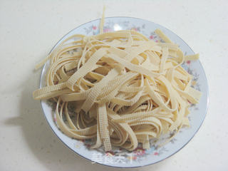 鱼头鱼尾豆腐丝汤的做法步骤:3