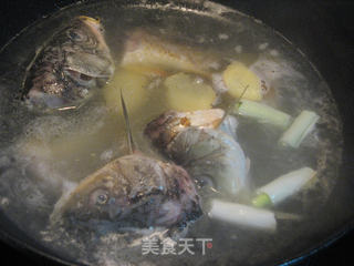 鱼头鱼尾豆腐丝汤的做法步骤:6