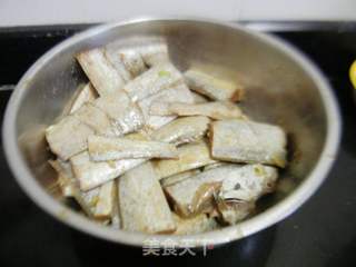 五香炸带鱼的做法步骤:3