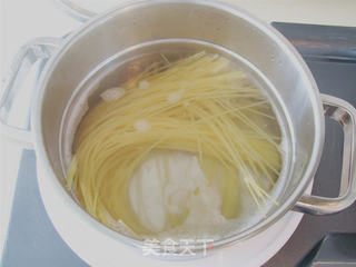 茄汁香菇肉酱意面的做法步骤:3