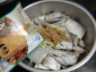 五香炸带鱼的做法步骤:2