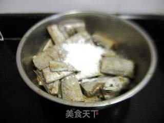 五香炸带鱼的做法步骤:4