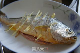 清蒸黄花鱼的做法步骤:2