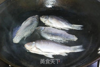 鲫鱼炖豆腐的做法步骤:2