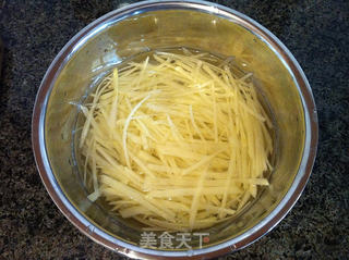 土豆丝炒番茄的做法步骤：1