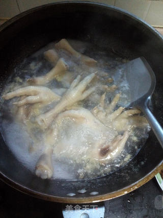 红烧鸡爪的做法步骤：1