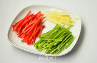 双椒鱿鱼须的做法步骤：2
