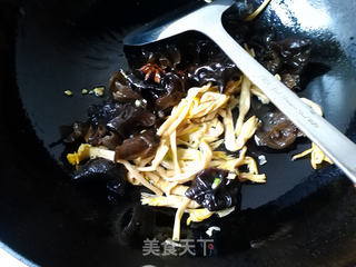黄花菜烧烤麸的做法步骤:6