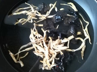黄花菜烧烤麸的做法步骤：1