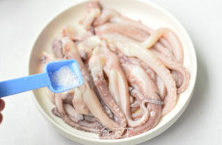 双椒鱿鱼须的做法步骤：4