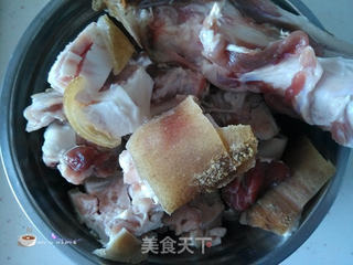 白萝卜炖腊猪脚的做法步骤:2