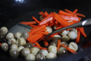 黑椒草菇炒牛肉的做法步骤:4