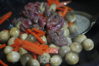 黑椒草菇炒牛肉的做法步骤:6