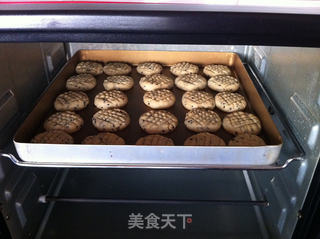 黑芝麻花纹饼干的做法步骤:9