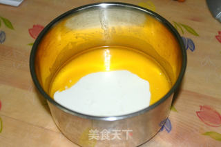 口感轻盈细腻的酸奶蛋糕的做法步骤:2