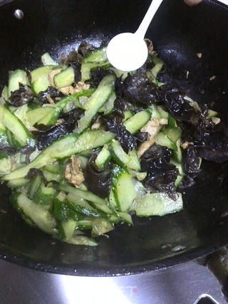 黄瓜木耳炒肉的做法步骤:9
