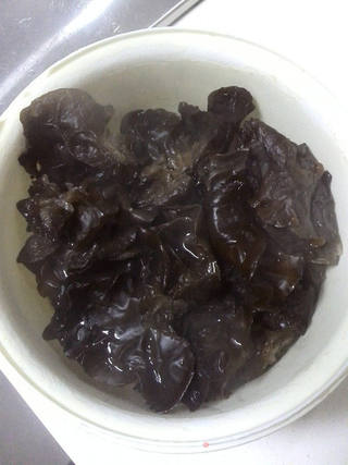 黄瓜木耳炒肉的做法步骤:4