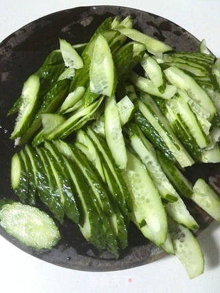 黄瓜木耳炒肉的做法步骤:3