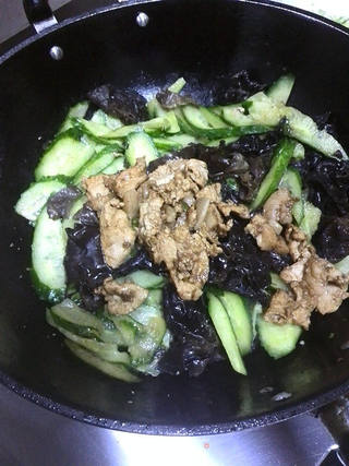 黄瓜木耳炒肉的做法步骤:8