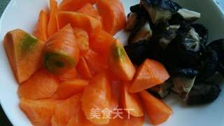 胡萝卜香菇焖鸭的做法步骤:2