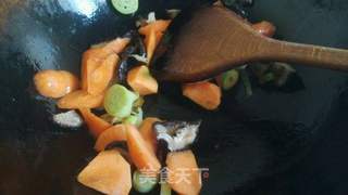 胡萝卜香菇焖鸭的做法步骤:7