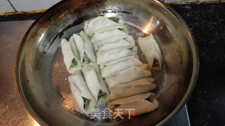 韭菜锅贴的做法步骤:10