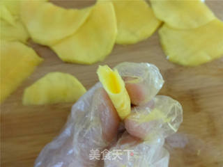 芒果玫瑰花的做法步骤:5