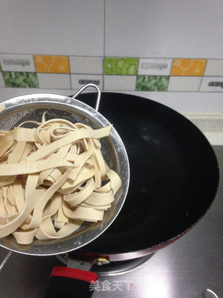 菠菜炒豆皮的做法步骤:3