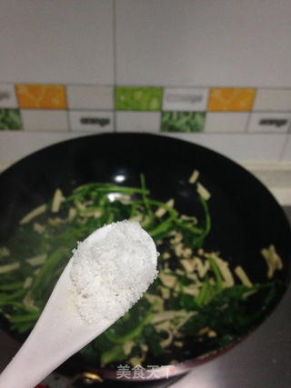 菠菜炒豆皮的做法步骤:5