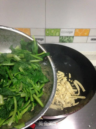 菠菜炒豆皮的做法步骤:4