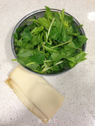 菠菜炒豆皮的做法步骤：1