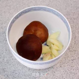 自种蔬菜做出的美食-----水晶香菜丸子的做法步骤:2