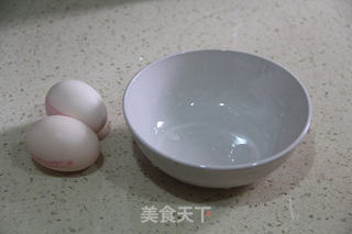 鸡蛋羹（能做的像布丁一样也是醉了！）的做法步骤：1