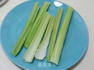 清肠润肺的黄金梨芹菜汁的做法步骤:2