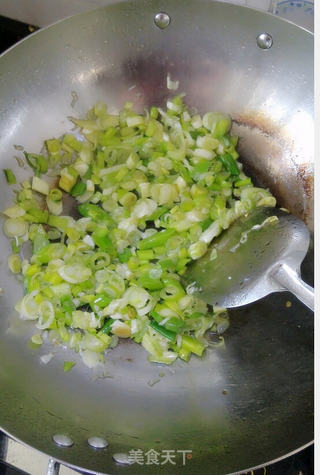 葱花炒鸡蛋的做法步骤:2