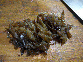 黑木耳芹菜肉丝炒面的做法步骤:2