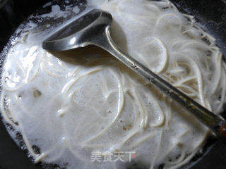 黑木耳芹菜肉丝炒面的做法步骤:3