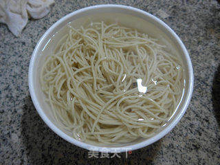 黑木耳芹菜肉丝炒面的做法步骤:4