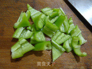 尖椒蟹柳炒鸡蛋的做法步骤:2